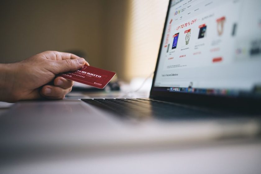 Pessoa conferindo o site de uma loja no celular antes de finalizar uma compra